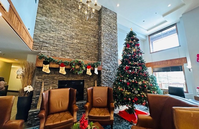 Canmore Mountain Retreat - Heated Pool & Hot-tub