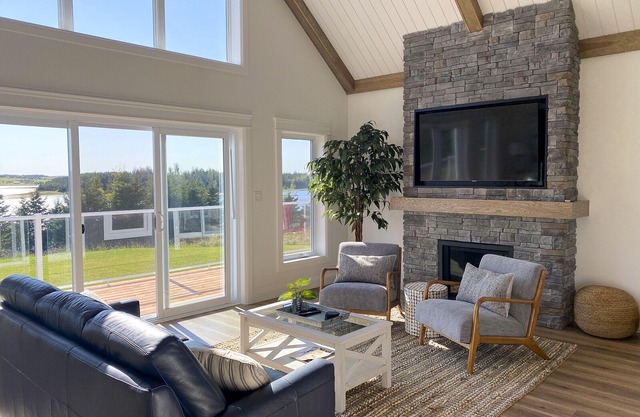 Cannon Creek - NEW spacious waterfront property with hot-tub.