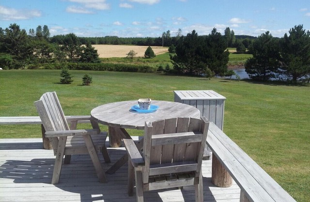 Canoe Cove Beach Waterfront Cottage - Prince Edward Island