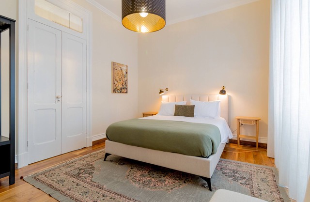 Canto do Atlântico- Central 4 Bedroom House w/ Air Con, Garage and Outdoor Patio