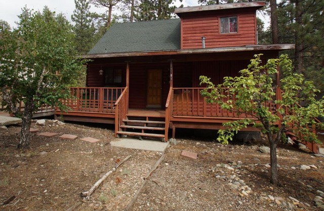 Canyon Cabin - A quaint cabin in a peaceful location yet close to Big Bear's attractions!