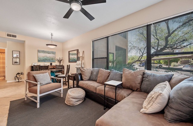 Canyon Retreat in the Foothills - resort style living w/hiking