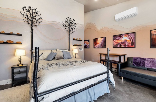 Canyon Studio w/ private courtyard, 20 minutes from Zion