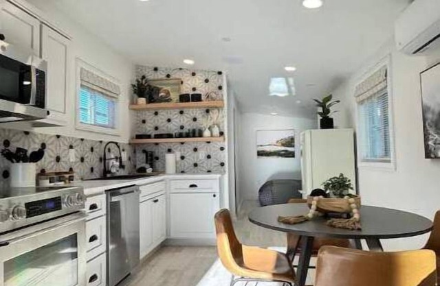 "Canyon View" Casita with tennis/trails/terrace/FULL kitchen