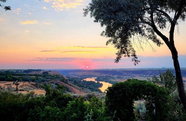 Canyonside Retreat - Park-like setting, Panoramic Views with Hot tub & Firepit!!