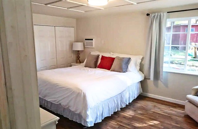 Canyonville Cottage - Charming 2 Bed/2 Bath