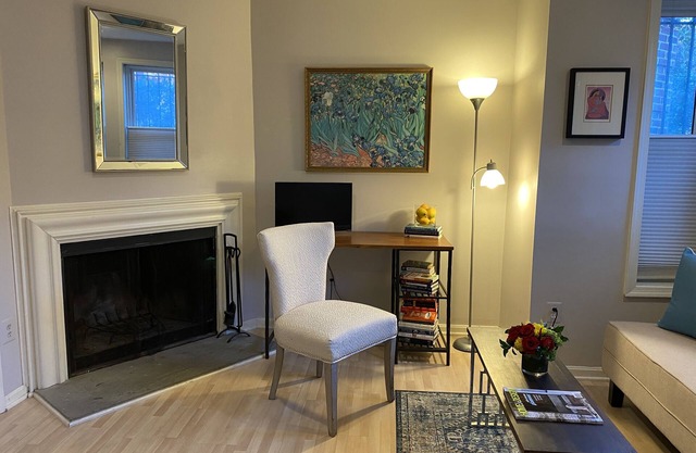 Cap Hill Renovated Apt in Beautiful Historic Home - Walk to Capitol