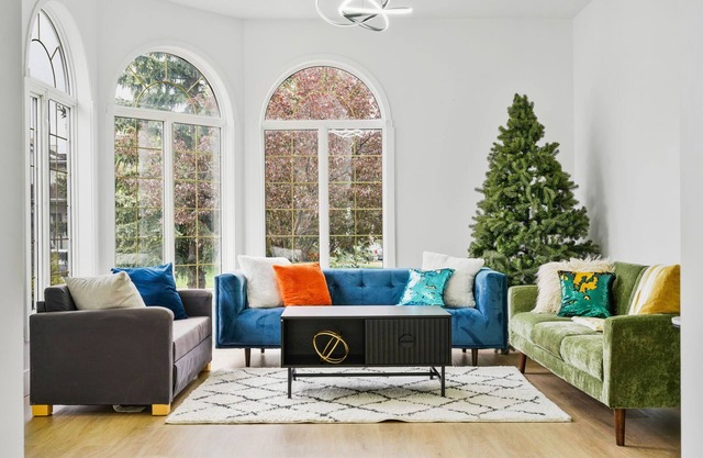 Capacious⭐ Central⭐ Large Back yard⭐- Free Parking ⭐sleeps 10