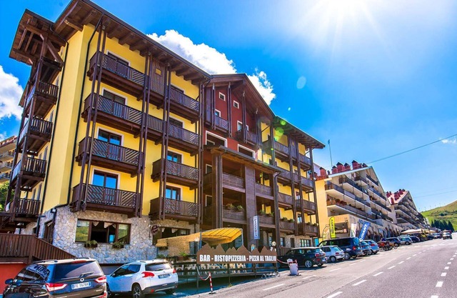 Capanna Studio ski on foot