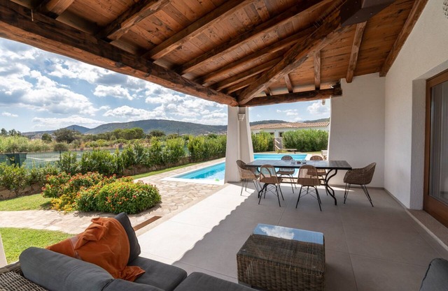 "CAPANNIZZA VILLAS " -- Alipinta