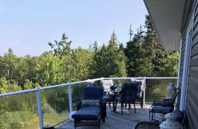 Das Hotel liegt an der Seite von Kelly's Mountain mit Blick auf die St. Ann's Bay. Kap-Breton-Insel NS