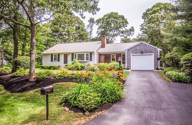 Cape Charmer | Walk to Market, Golf & Eateries | New Kitchen & Big Backyard