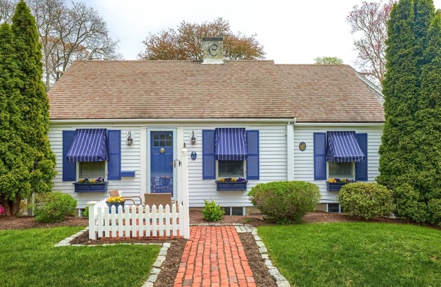 CAPE COD AT IT'S BEST 4 BDRM,2.5 BATH CENTERVILLE VILLAGE HOME. PET FRIENDLY, DOGS UNDER 20 POUNDS.