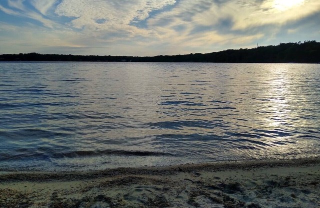 Cape Cod Cottage, Short Walk to Wequaquet Lake Private Beach and Cranberry Bogs