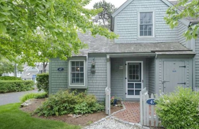 Cape Cod Cottage steps from Private Beach