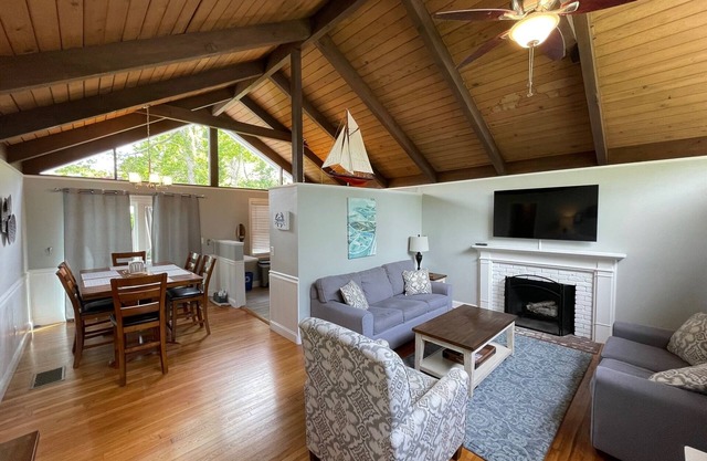Falmouth Getaway Pool, privates Viertel, nahe am Strand, renoviert, Feuerstelle