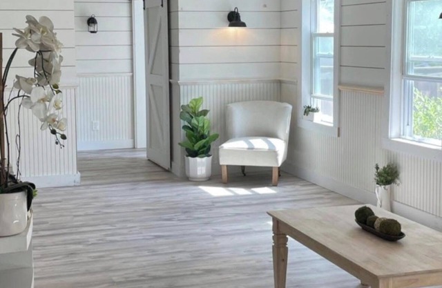 Cape Cod Farmhouse- Pet Friendly, Fully Fenced in Backyard