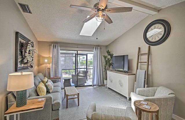 Cape Coral Condo with Community Pool & Bar!