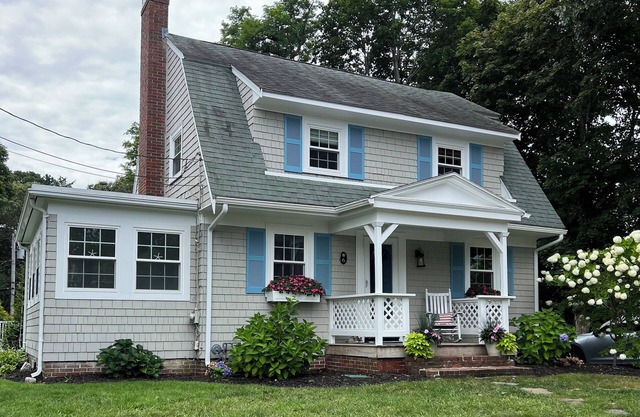 Cape cottage in Megansett village with walk to beach.