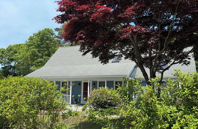 Cape house in charming Mashpee walking distance to John’s Pond.