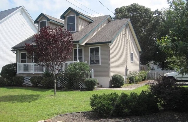 Cape May-1 block to Delaware Bay beach, sleeps 10 and pet friendly