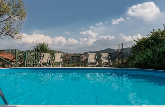 Capezzana di Sopra: ein toskanisches Bauernhaus mit 6 Schlafzimmern und Pool