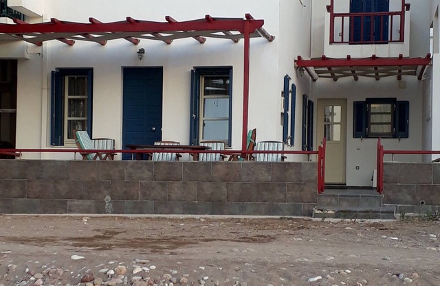 KAPITÄNHAUS AUF DER WELLE --- KAPITÄNHAUS ΠΑΝΩ ΣΤΟ ΚΥΜΑ