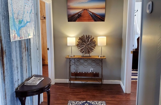 "Captain's Cove" w/ boat dock & launch, walk to new restaurant on Lake Seminole!