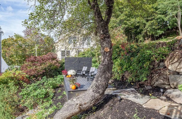 Captain's Quarters 3 window view of Rockport Harbor w/ fireplace & kayak for two