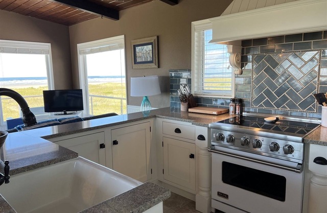 Captain`s Quarters - Beautifully Updated Beach Front Home