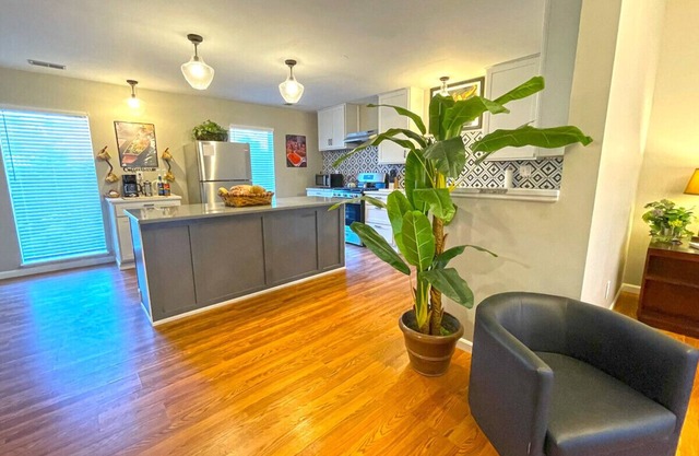 Captain's Quarters | One Bed Condo Waterfront on Ohio River