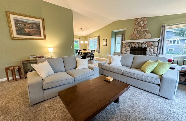 Captains Quarters - 4 bdrm, newly remodeled - walk to the beach