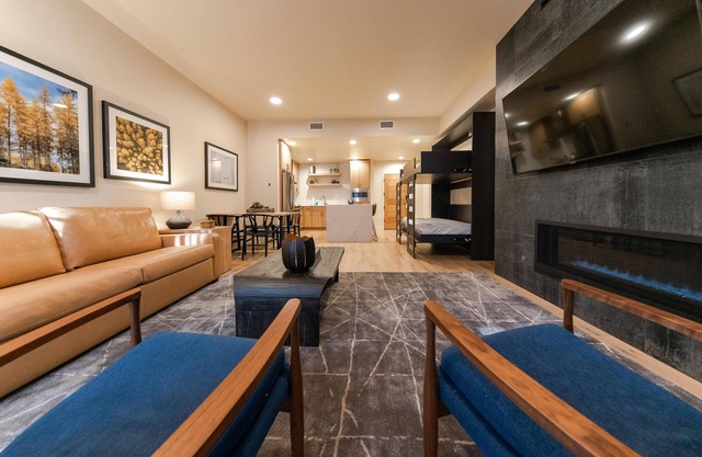 Captivating Condo|Plaza view|Close to restaurants