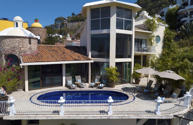 Captivating Escape: Luxury Villa 9BD Overlooking Banderas Bay