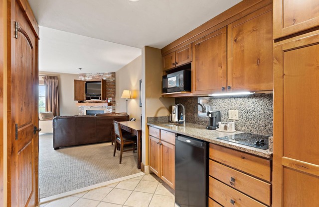 Captivating King Studio|Jet Tub and Fireplace