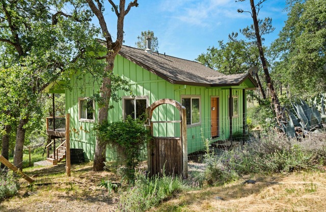 Cara’s Cozy Cabin Retreat