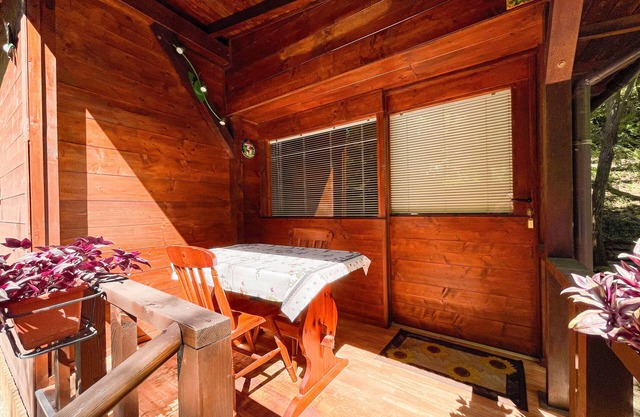 Wohnwagen "Le Sorgenti - Chalet 12" mit Bergblick und Privatem Garten