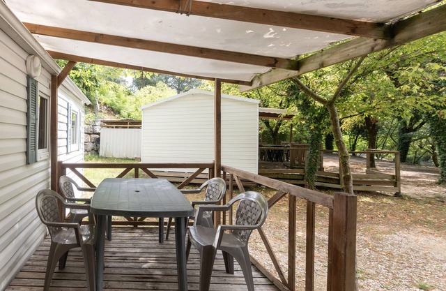 Wohnwagen 'Midi - Mobil Home 4-6 Pers' mit Privatterrasse und Gemeinschaftsgarten