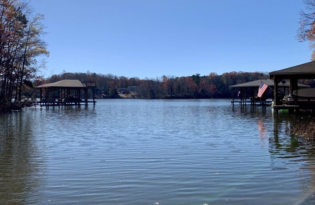 Carden Cove Lake Gaston, NC. 3 bed/2 bath, 9 beds and Watercrafts!