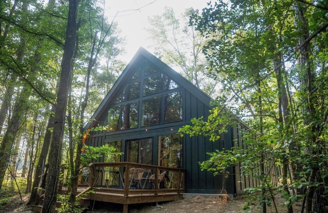 Cardinal, Charming Two-Bedroom Lakefront Cabin with Firepit (Cardinal)
