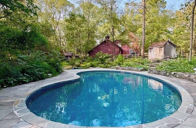 Cardinal Crossing: Stylish & Spacious Hudson Valley Getaway with Heated Saltwate