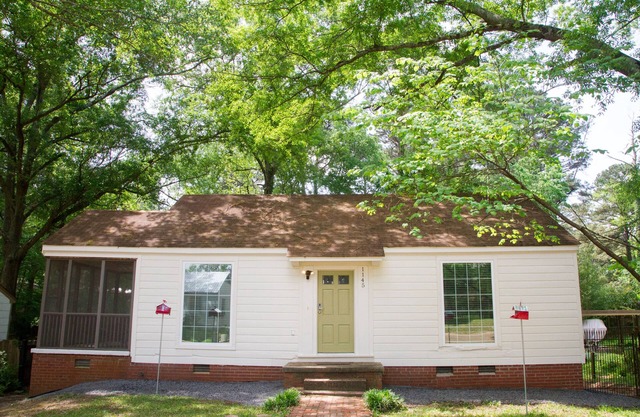 Kardinalhaus ist durch St. Richards Kirche / Schule in North Fondren