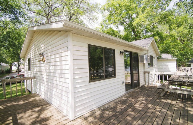 Carefree Days, a 3BR cabin with lake views nestled in Riverside Resort