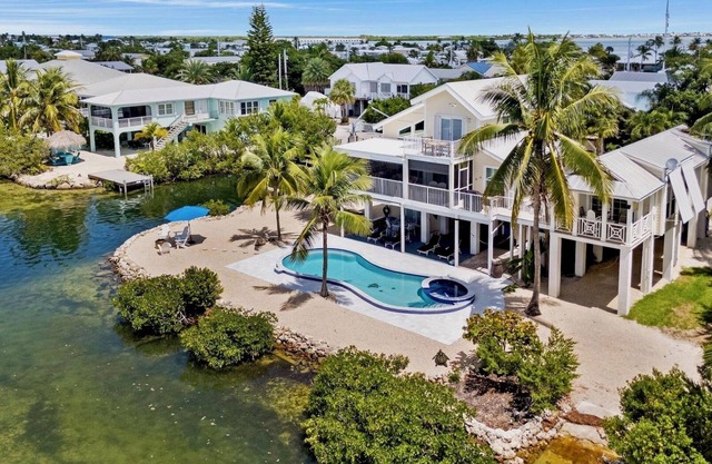 **CAREFREE ON CUDJOE @ THE BAY** Waterfront Home & Pool + LAST KEY SERVICES…