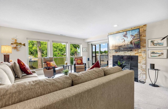 Carefree Tranquility at the Lake – Waterfront Stay for 4 w/Resort Amenities