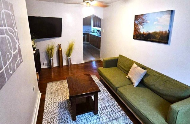 Carey Way Quarters – Stylish 3-Bedroom Loft!