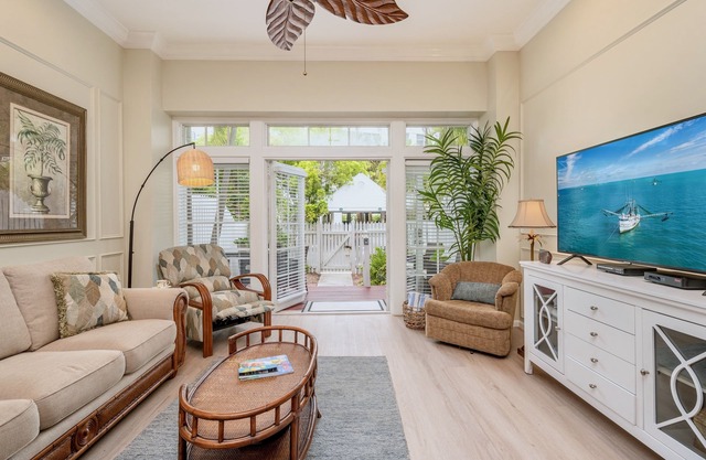 **CARIBBEAN CHARM @ THE FOUNDRY** Villa Near Duval & Beach + LAST KEY SERVICES…