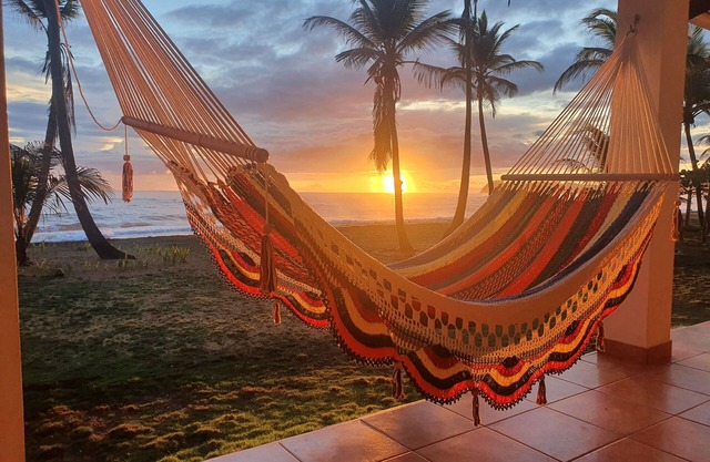 Caribbean getaway: beach cottage just on the sand