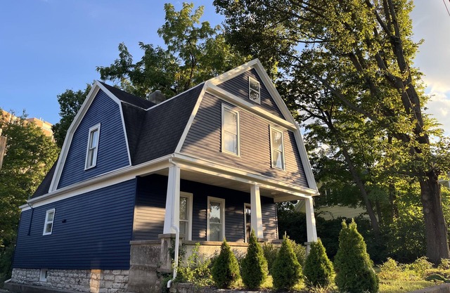 Carillon Cottage - Modern Comfort & Vintage Design