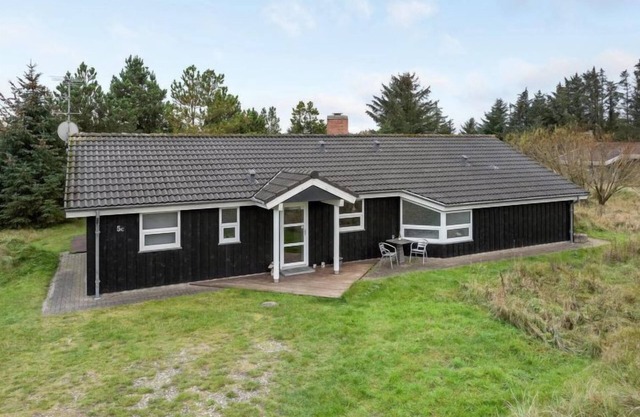 "Carlina" - 1.3km from the sea by Interhome